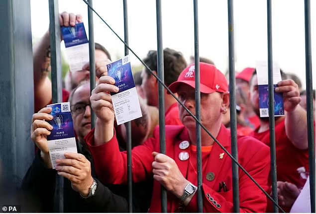 Ministro francés se disculpa por el “caos” en la final de la Champions