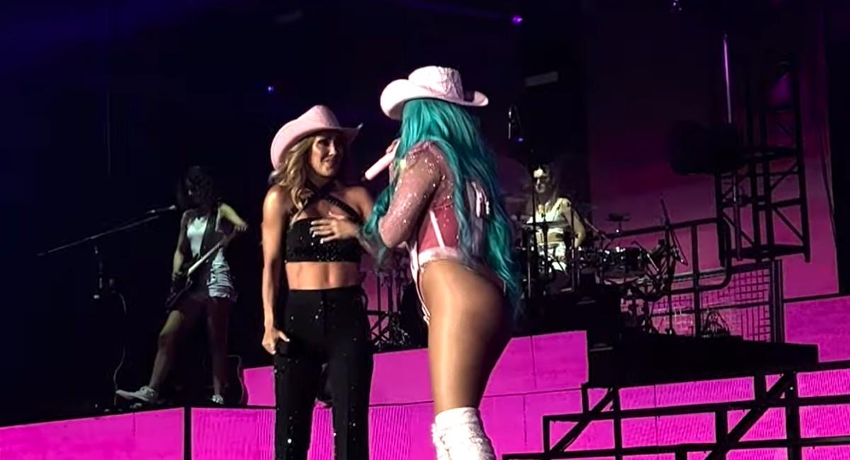 Karol G sorprendió a sus fans en México con la participación de Anahí
