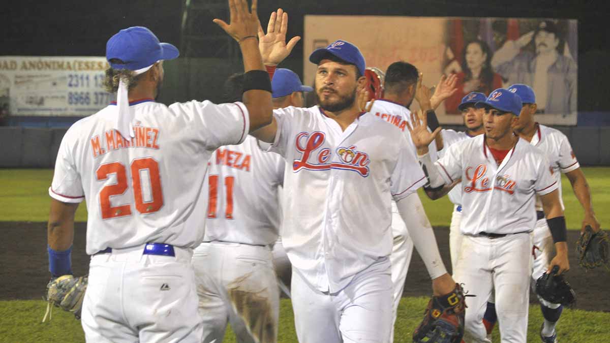 Leones ponen contra las cuerdas a los Dantos