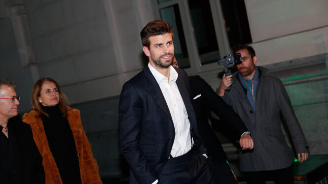 Piqué dice adiós a Shakira y presenta a su nueva novia