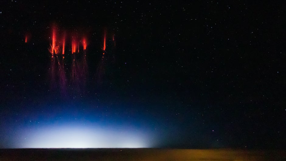 Captan «duendes rojos» en el cielo