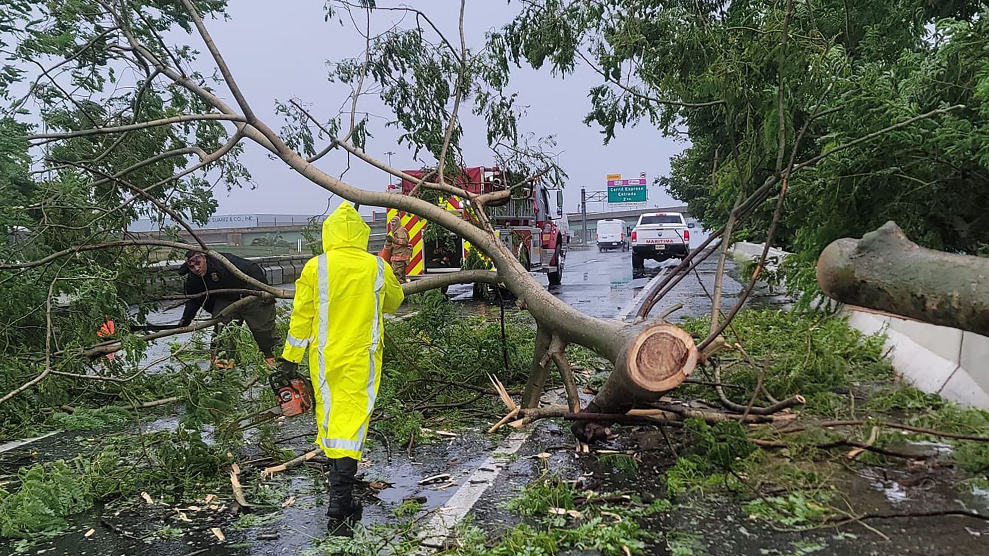 Lentamente restablecen el servicio eléctrico en Puerto Rico