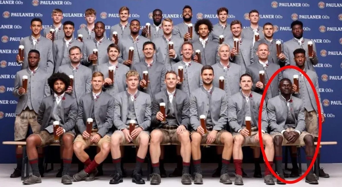 Jugadores del Bayern posan con cervezas en la mano, excepto Sadio Mané
