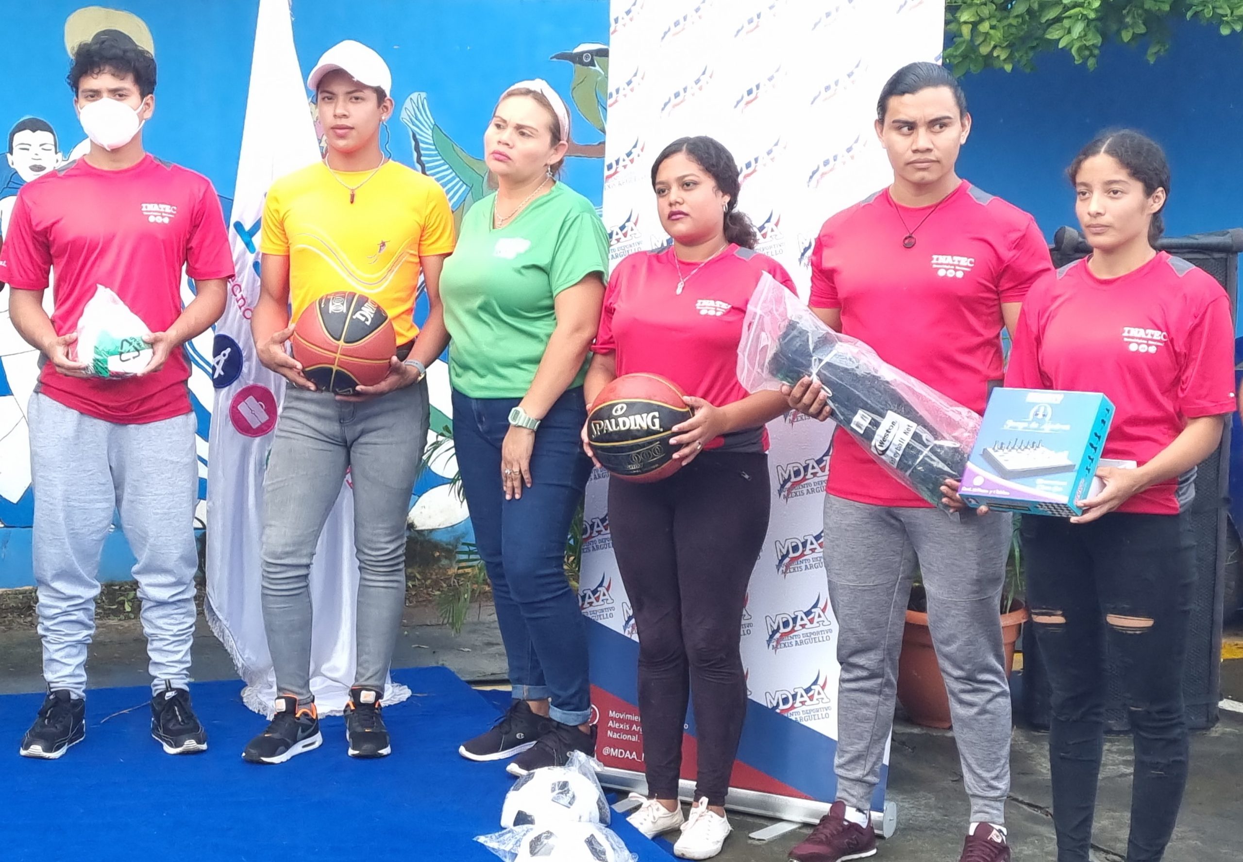 Jóvenes deportistas reciben equipamientos deportivos