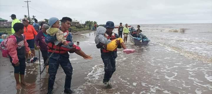 Familias nicaragüenses protegen sus vidas ante la llegada del Huracán Julia