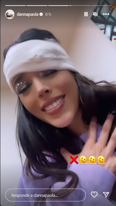 Danna Paola sufre accidente en concierto pero sigue dando función