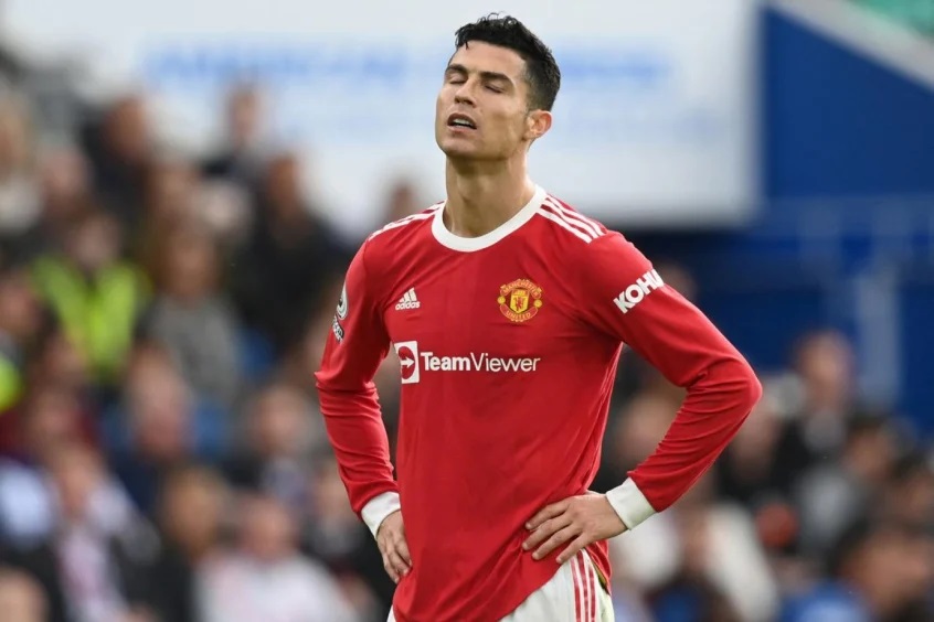 Manchester United quita imagen de Cristiano en Old Trafford