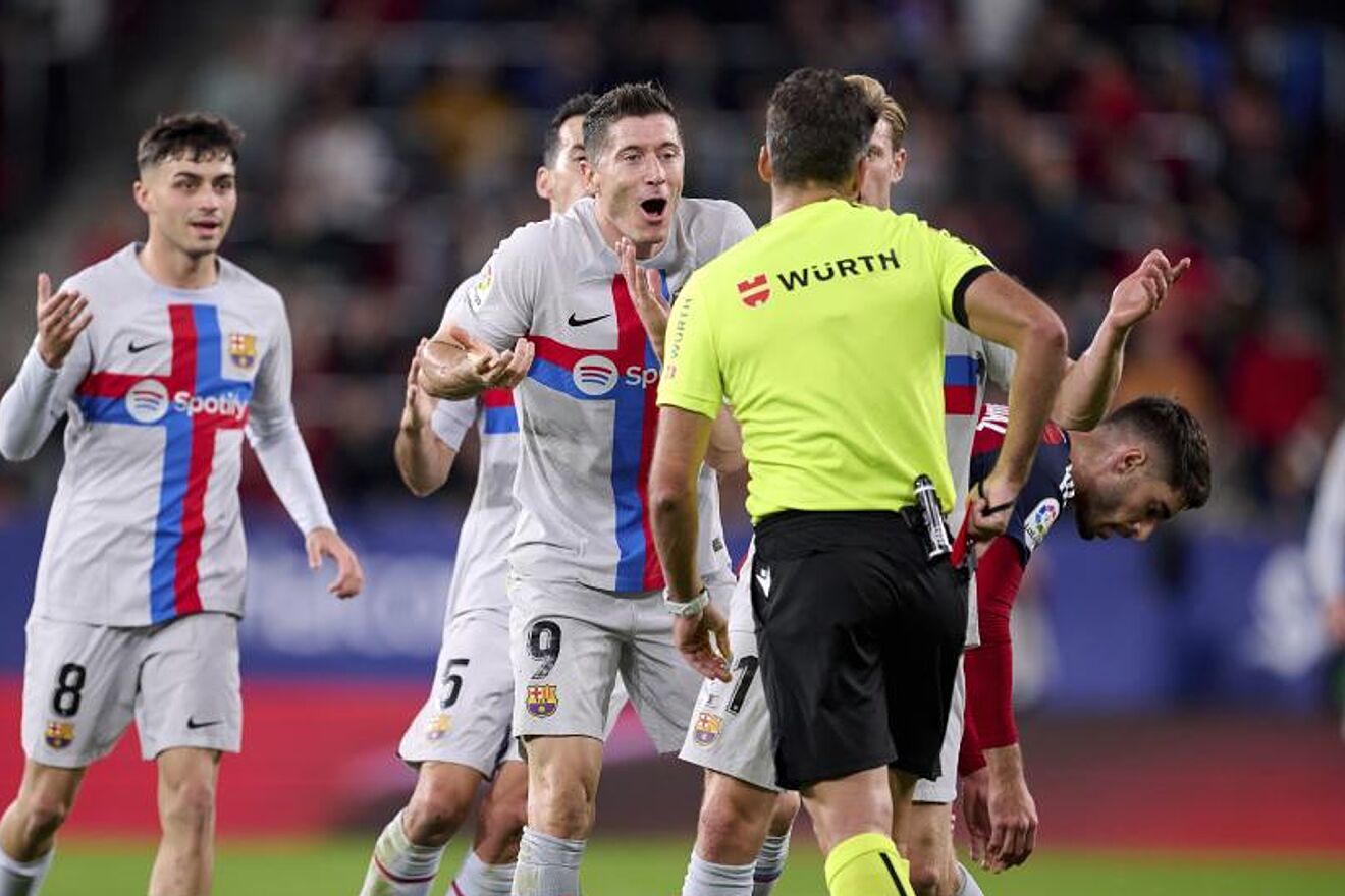 La Liga anuncia sanciones para Lewandowski y Piqué