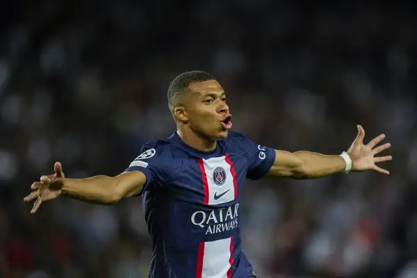 Mbappé supera récord de Messi en Champions