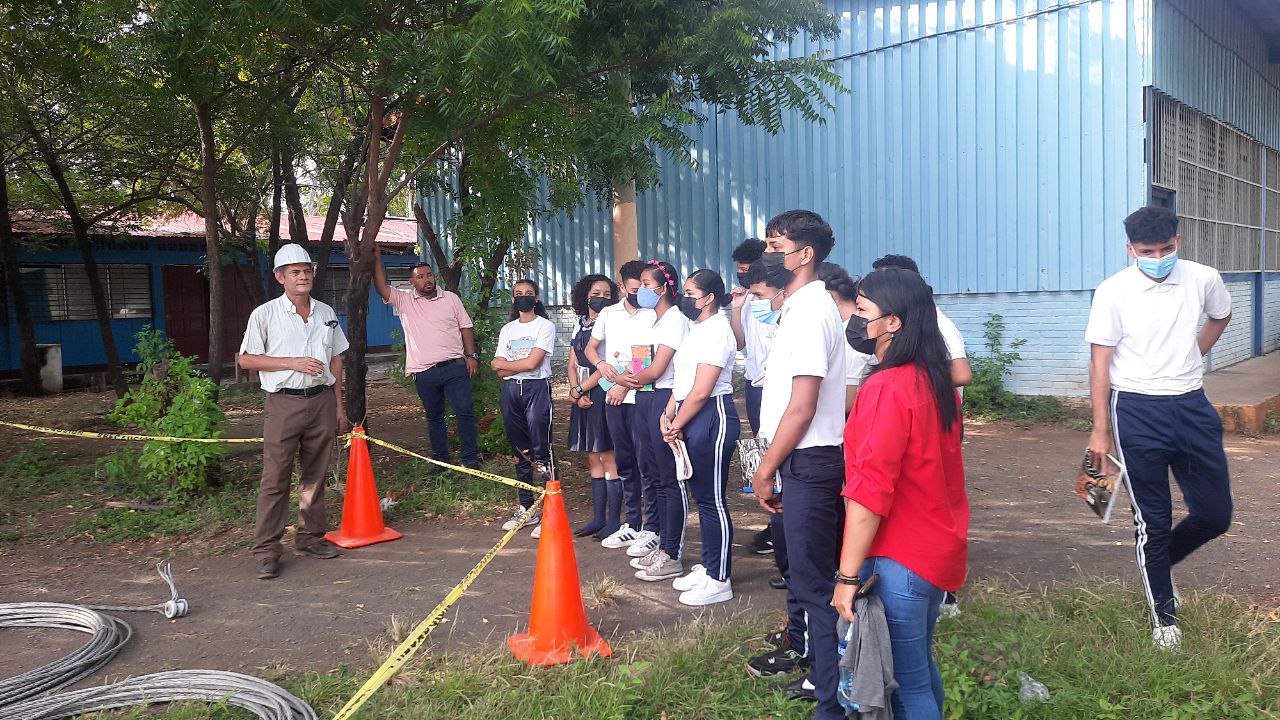 Centro Tecnológico Simón Bolívar Presenta Oferta Académica 2023 a Estudiantes de Secundaria