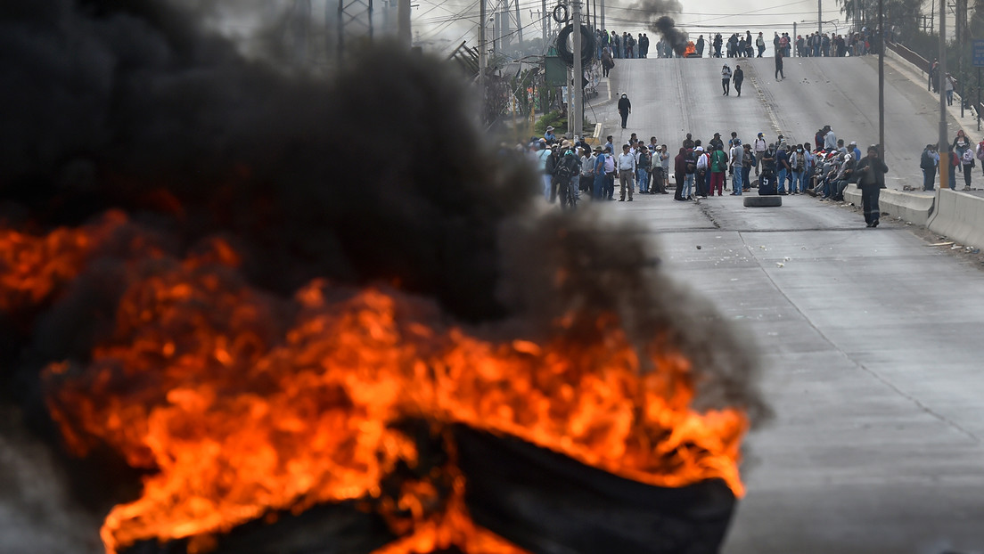 Reportan 3 heridos tras la irrupción de 200 manifestantes al aeropuerto de Arequina en Perú