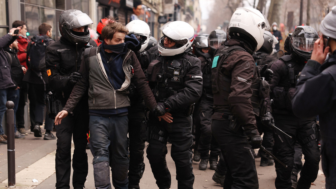 Hombre pierde testículo tras protestas en París