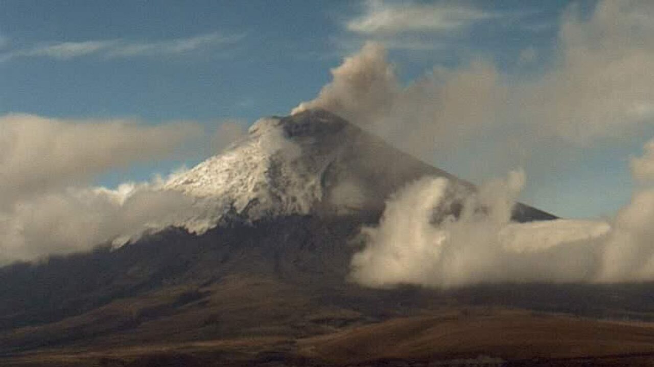 Volcán ecuatoriano Cotopaxi registra columna de vapor y gases de 1.500 metros sobre cráter