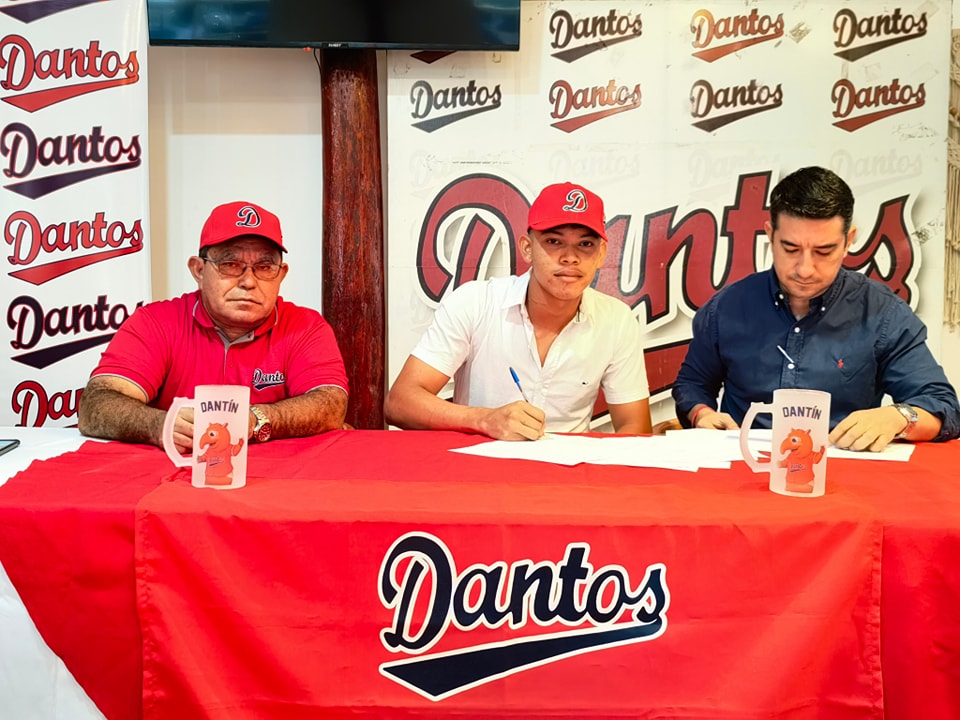 Joven lanzador nicaragüense firma con los Yankees