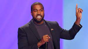 Kanye West le arrebata celular a una mujer y lo tira en la calle