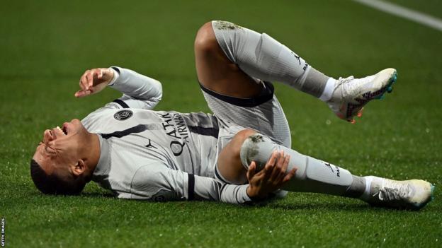 Mbappé fuera tres semanas por lesión