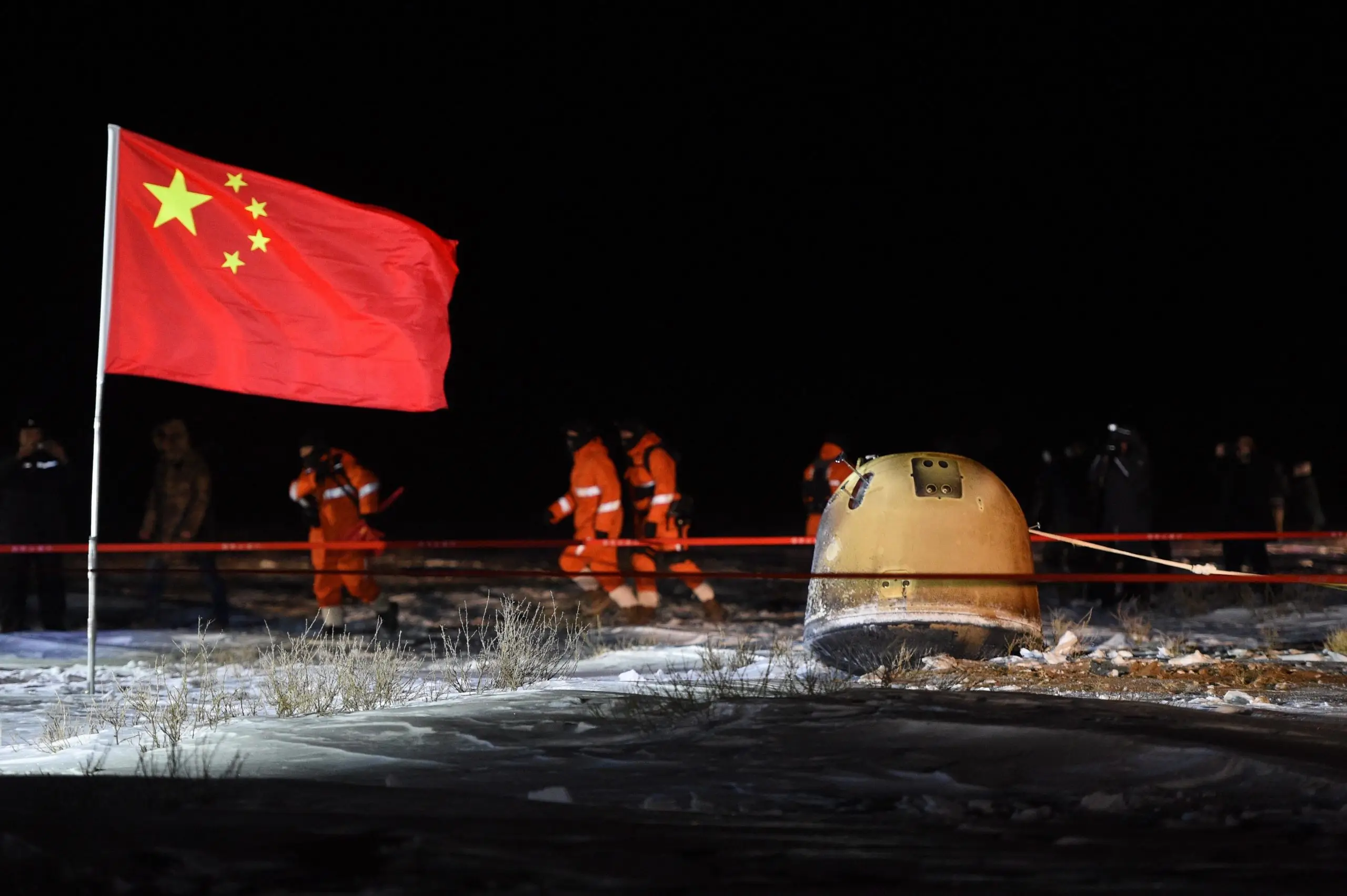 China descubre agua en cristales en la Luna