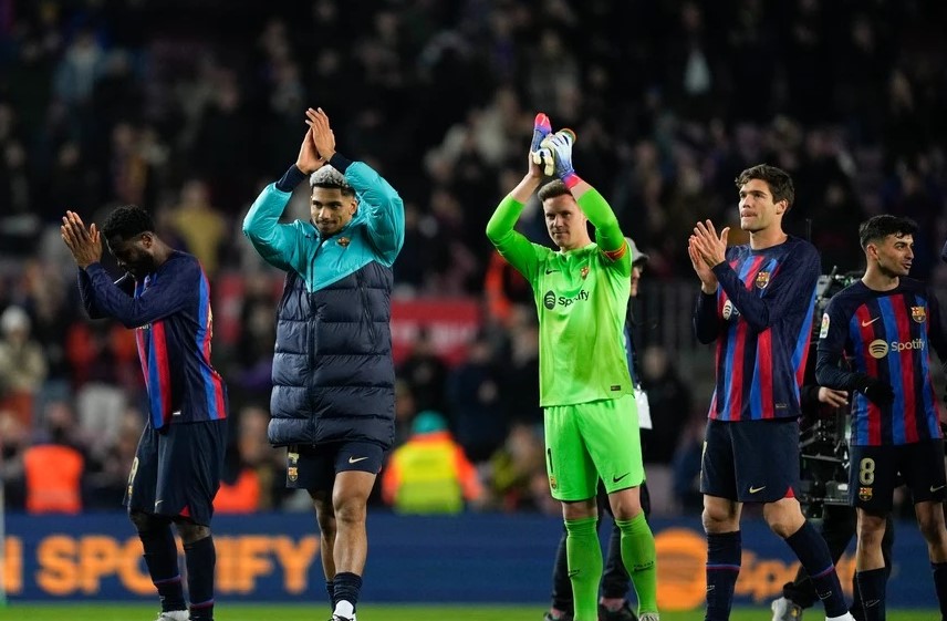 Barça acaricia la liga tras otro tropiezo del Madrid