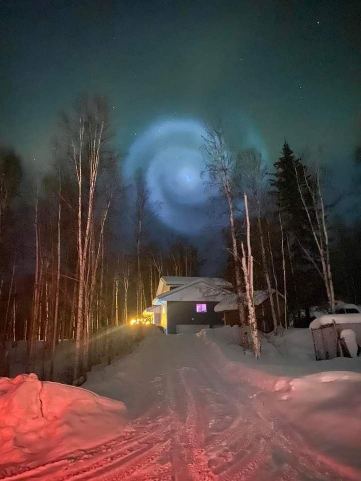 Aparece un espiral brillante en Alaska