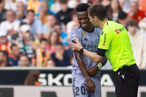 Seis árbitros despedidos por la polémica en Mestalla