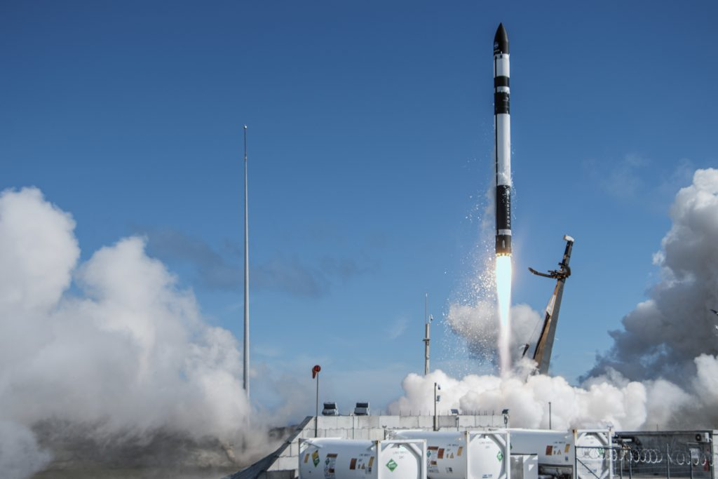 Lanzan dos satélites para estudiar huracanes