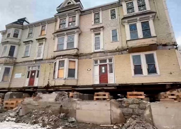Trasladan edificio con jabón en Nueva Escocia