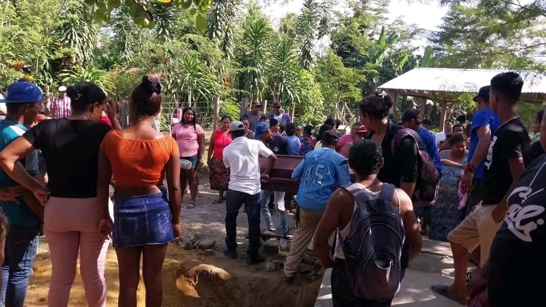 Desentierran el cuerpo de una mujer pensando que estaba viva