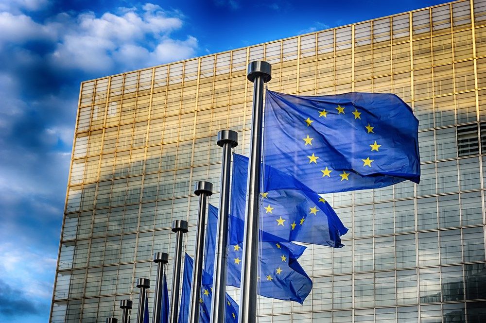 Microsoft enfrenta escrutinio de la UE tras invertir en la startup de IA, Mistral AI