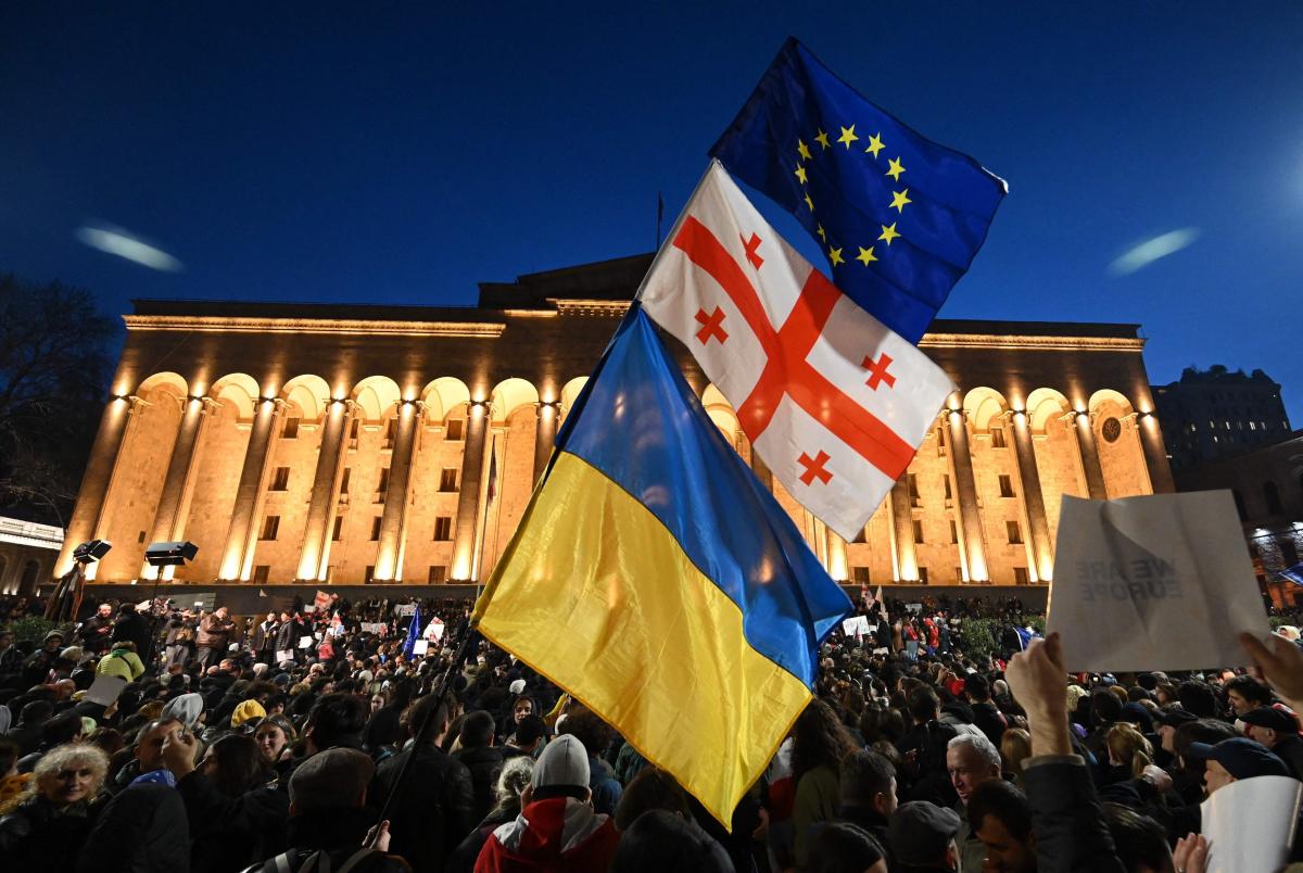 Entre protestas el parlamento de Georgia aprueba ley de agentes extranjeros