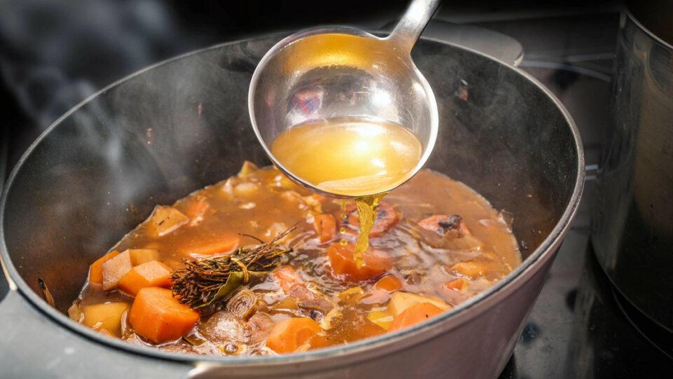 Mujer casi mata a su esposo con un hueso de sopa