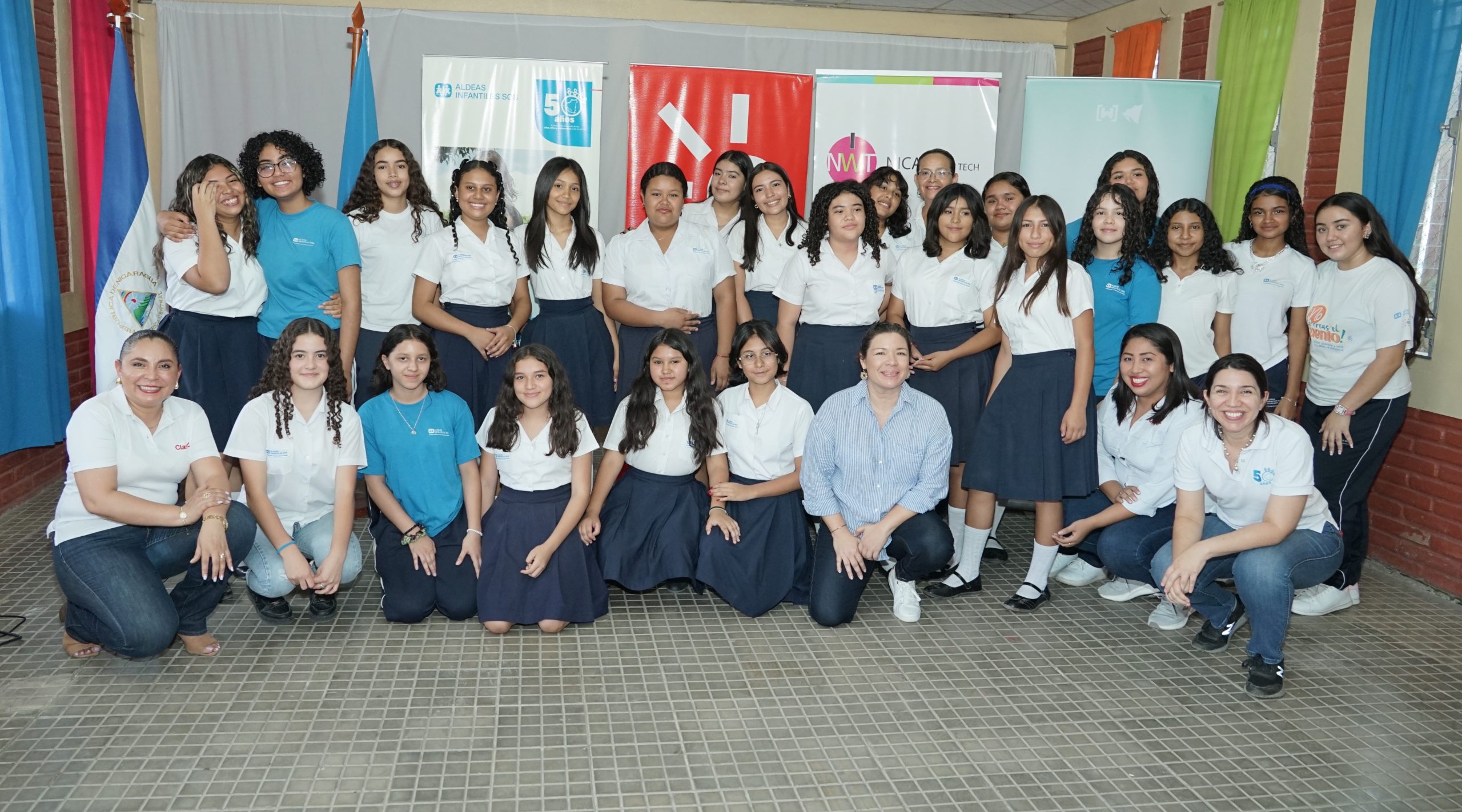 Claro impulsa la participación de niñas en las TICS