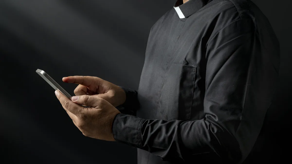 Sacerdote arrestado por gastar miles de dólares en juegos móviles