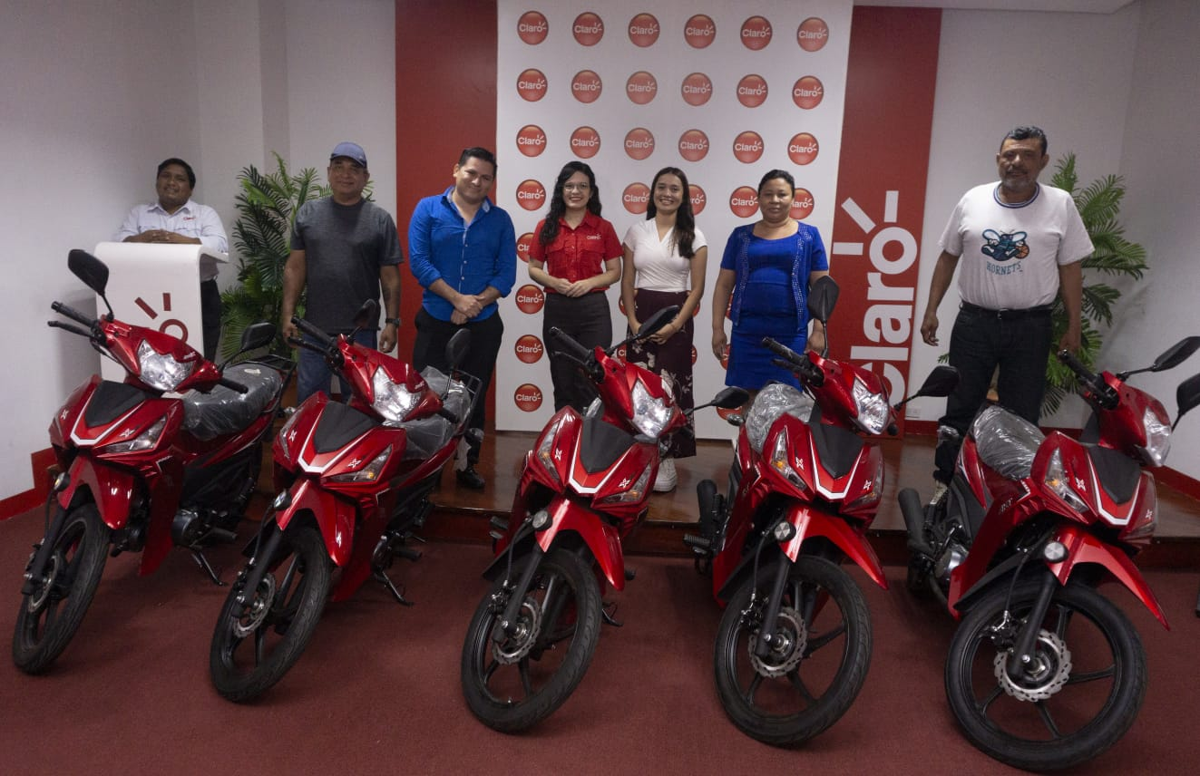 Clientes de «Claro Nicaragua» reciben premios de motocicletas