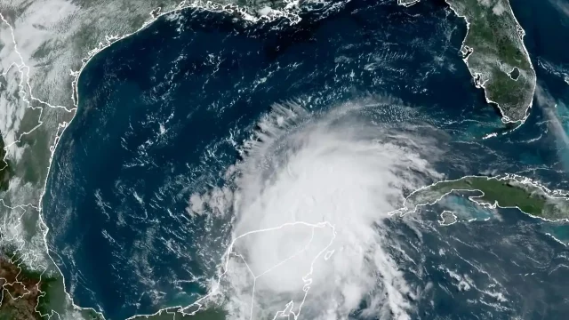 Huracán Beryl toca tierra en México