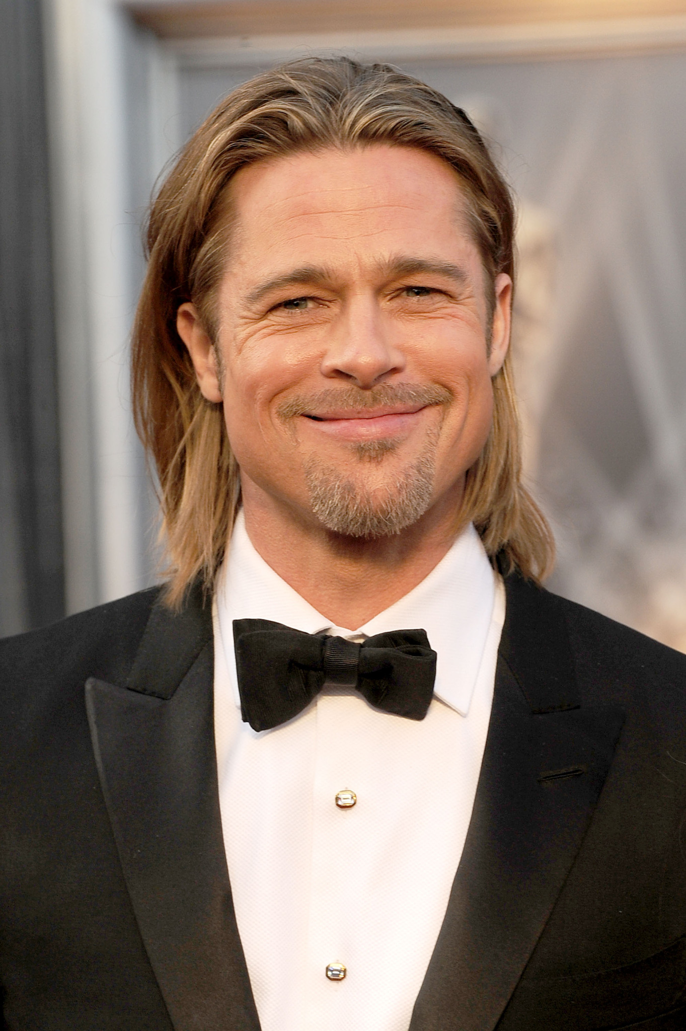 ¡Brad Pitt estafa a dos mujeres!
