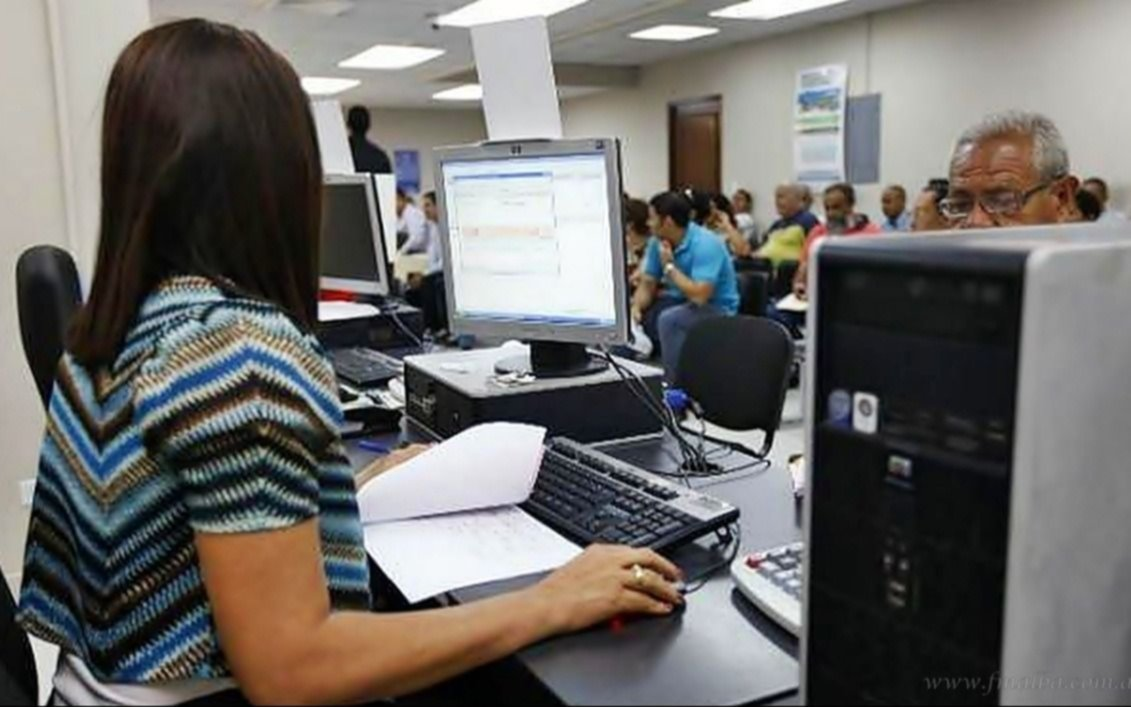 Argentina inicia plan de jubilación masiva para empleados estatales