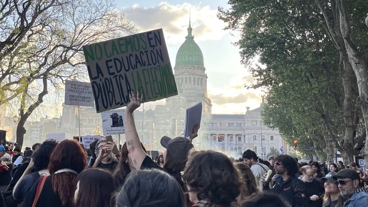 Protestan por la educación pública frente al Congreso en Argentina