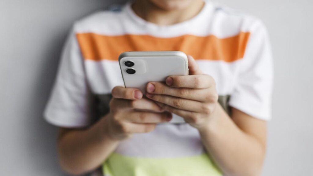Australia impulsa ley para prohibir redes sociales a menores