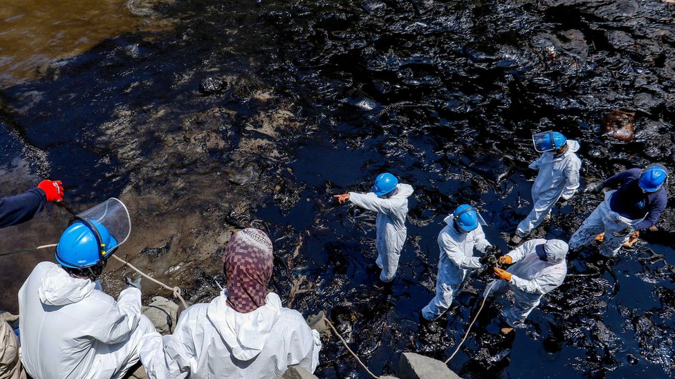 Perú declara emergencia ambiental tras derrame de petróleo