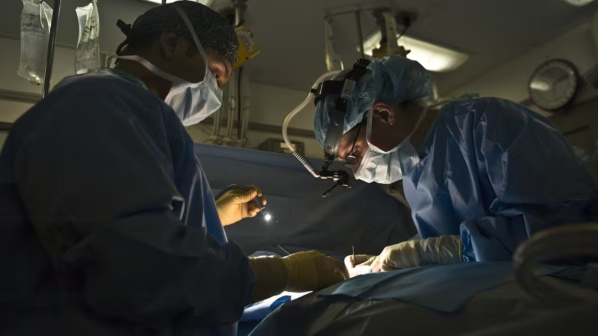 Italia realiza el primer trasplante de corazón latente en el mundo