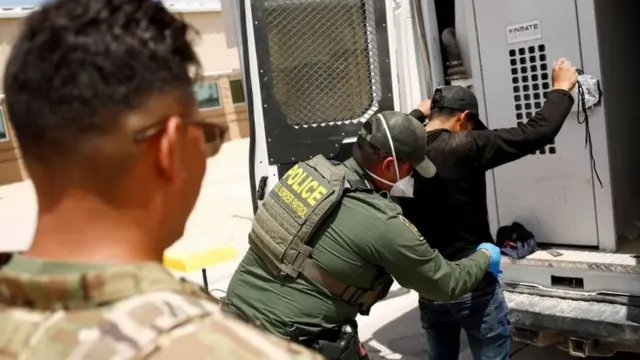 Más de 400 migrantes son detenidos en EE.UU
