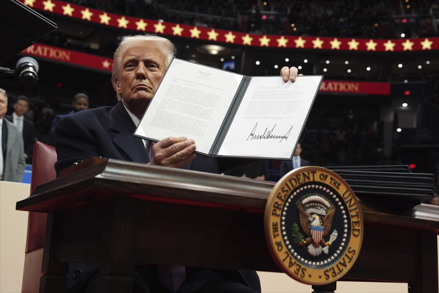 Trump firma decenas de órdenes ejecutivas ¿Cuáles son las principales?