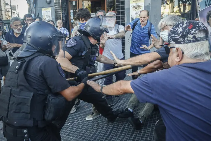 ¡Otra Vez! Represión policial contra jubilados en Argentina