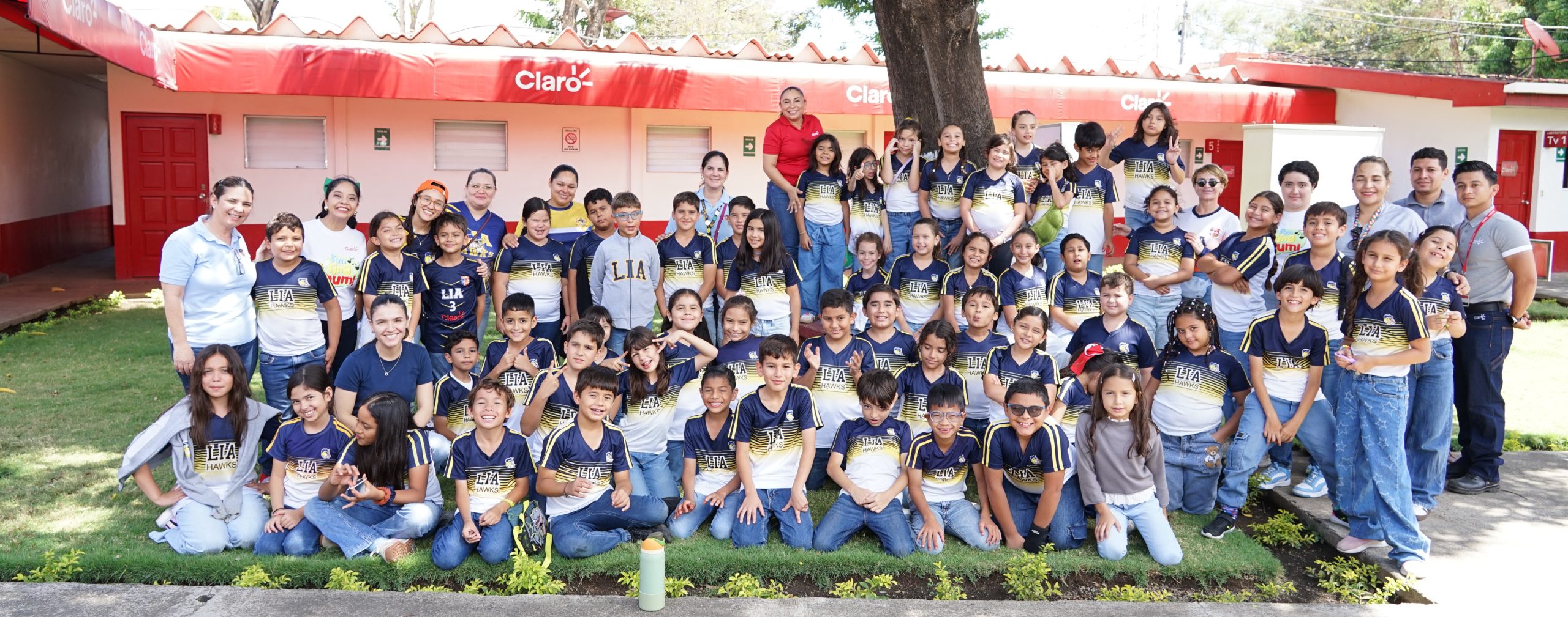 Estudiantes del Colegio Lincoln visitan Claro Nicaragua en recorrido educativo