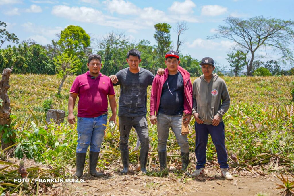Joven productor cultiva futuro con las manos en Nicaragua