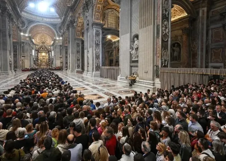 Más de 100 mil personas se despiden del papa Francisco en la Basílica de San Pedro
