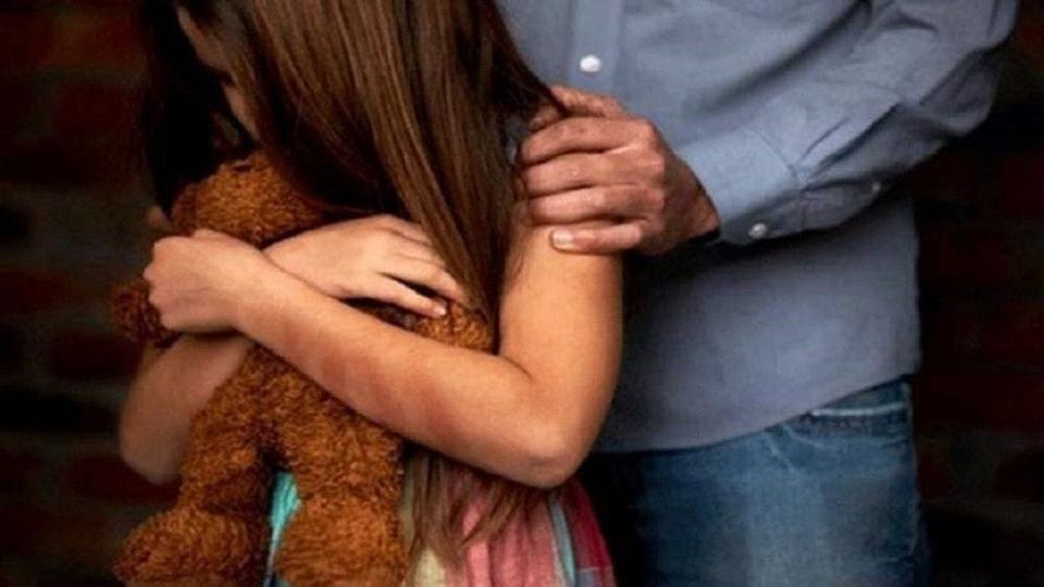Ex investigador se suicida tras ser condenado por abusar de su hija