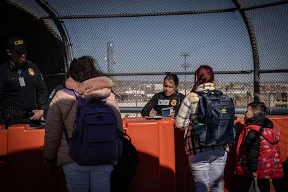 Trump propone deportar un millón de migrantes por año
