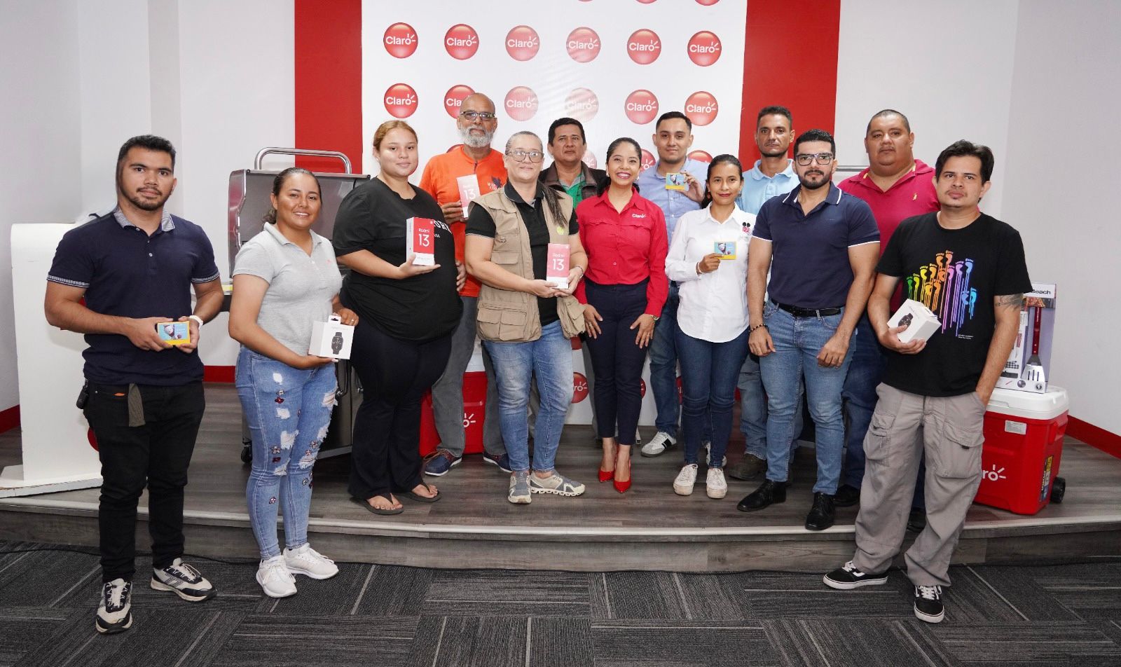 Claro celebra ganadores de la promoción “Solo Claro premia a mamá y papá”