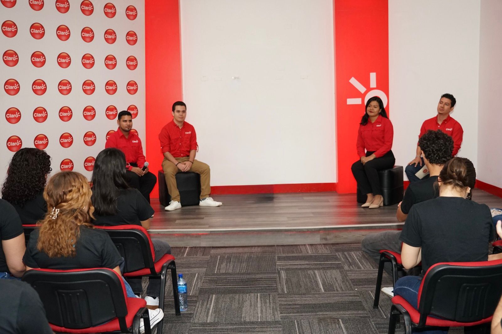 Estudiantes de la UAM visitan las instalaciones de Claro Puntaldia